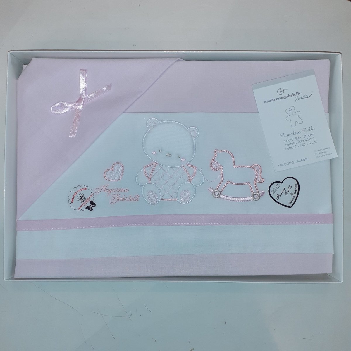 Nazareno Gabrielli Compose Culla - Carrozzina 3 pz Rosa - ricamato 100% cotone NG91P - 8058258639789 - DarSaGiocattoli