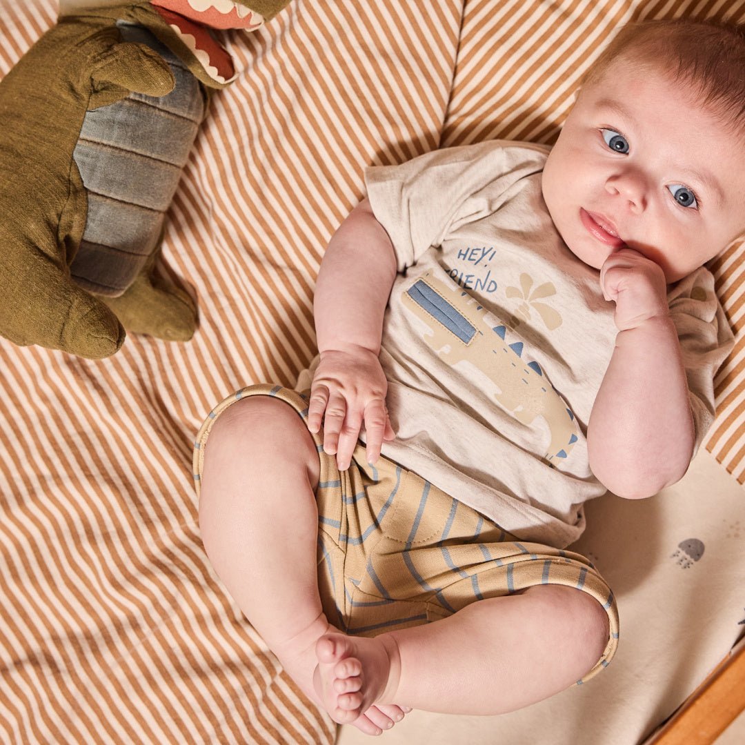 Completo Bambino 2 Pezzi Pantaloncini a Righe e T-Shirt Bianca Dirkje N58551 - 8720815590849 - DarSaGiocattoli