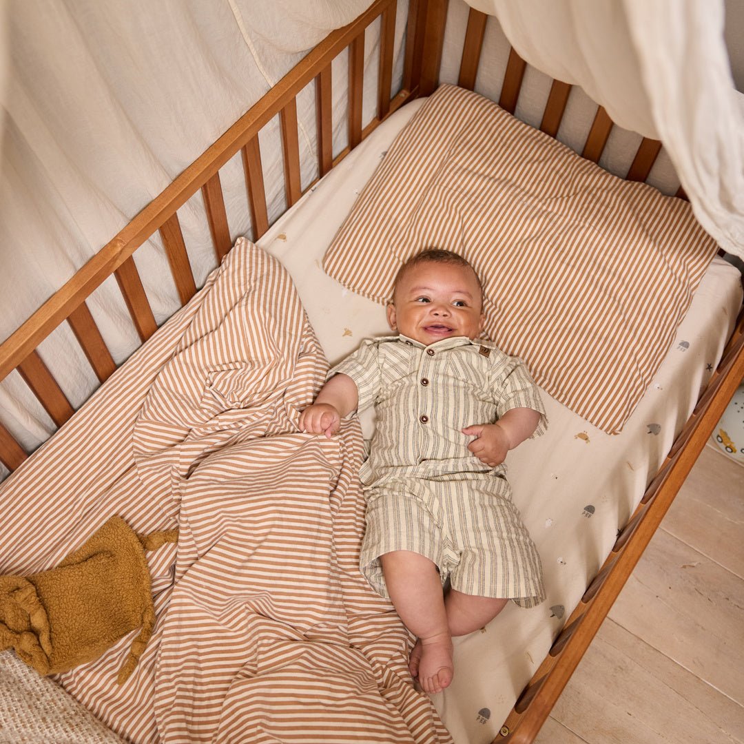 Completo Bambino 2 Pezzi Pantaloncini e Camicia Bianco a Righe Dirkje N58673 - 8720815596308 - DarSaGiocattoli