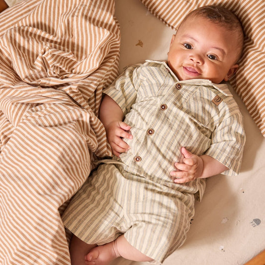 Completo Bambino 2 Pezzi Pantaloncini e Camicia Bianco a Righe Dirkje N58673 - 8720815596308 - DarSaGiocattoli