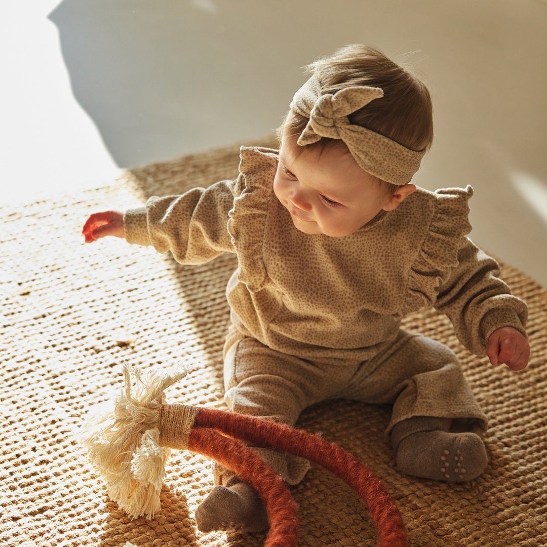 Dirkje Completo Neonata 3 Pezzi Maglia, Pantaloni e Fascia Beige O56342 - 8720815502187 - DarSaGiocattoli