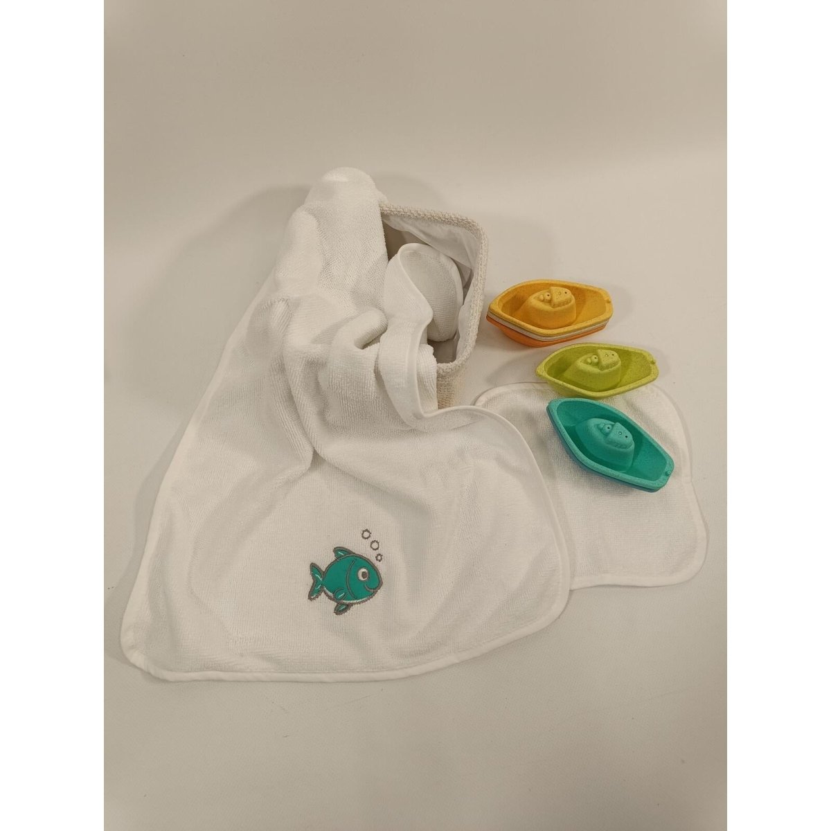 Set Bagno Neonato Con Asciugamano e Giochini Barchette SUM220 - 8300941359550 - DarSaGiocattoli